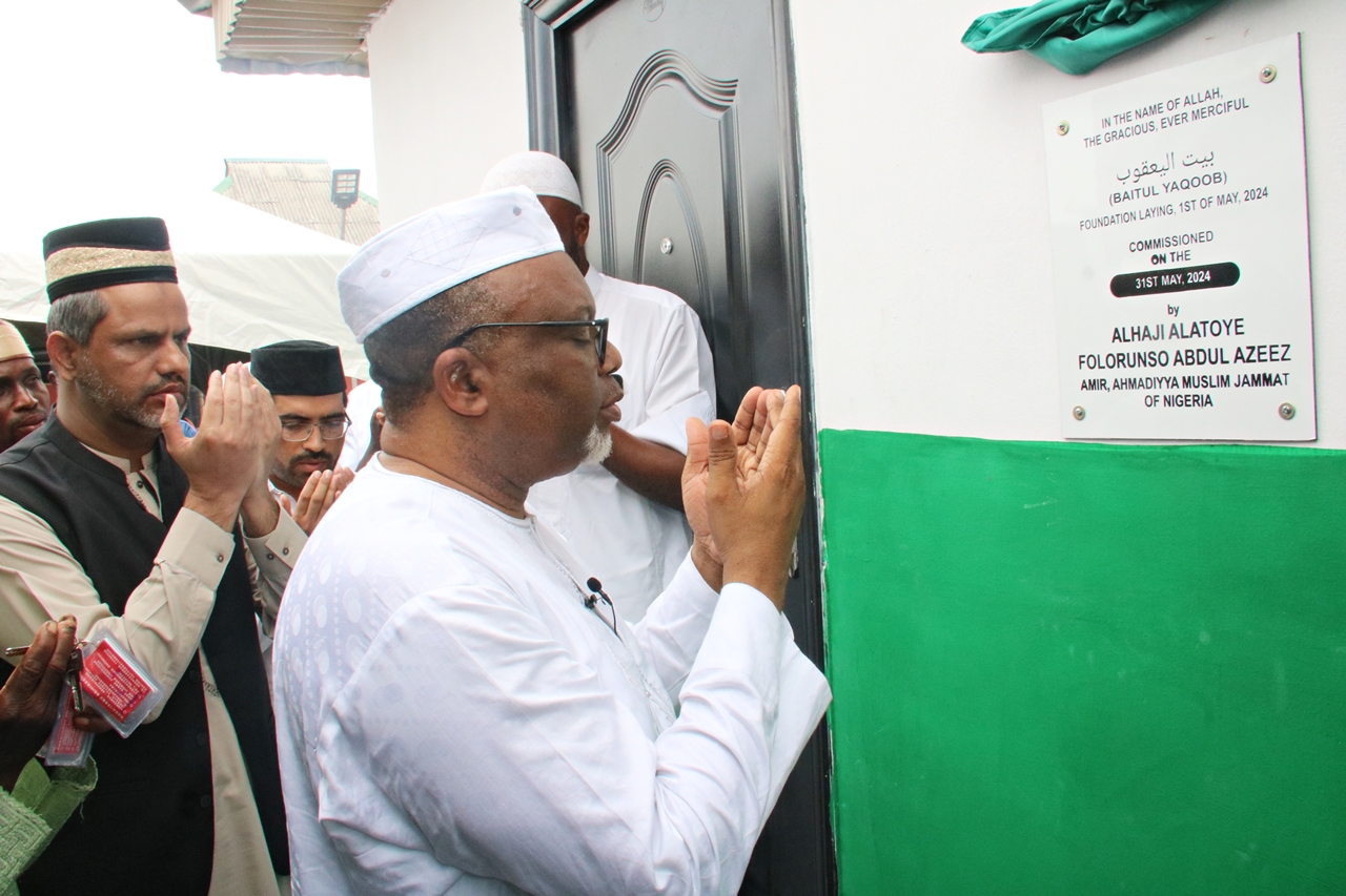 The Amir sahib Ahmadiyya Muslim Jama’at of Nigeria commissions a new Mosque at Ibeju-Lekki, Lagos State.