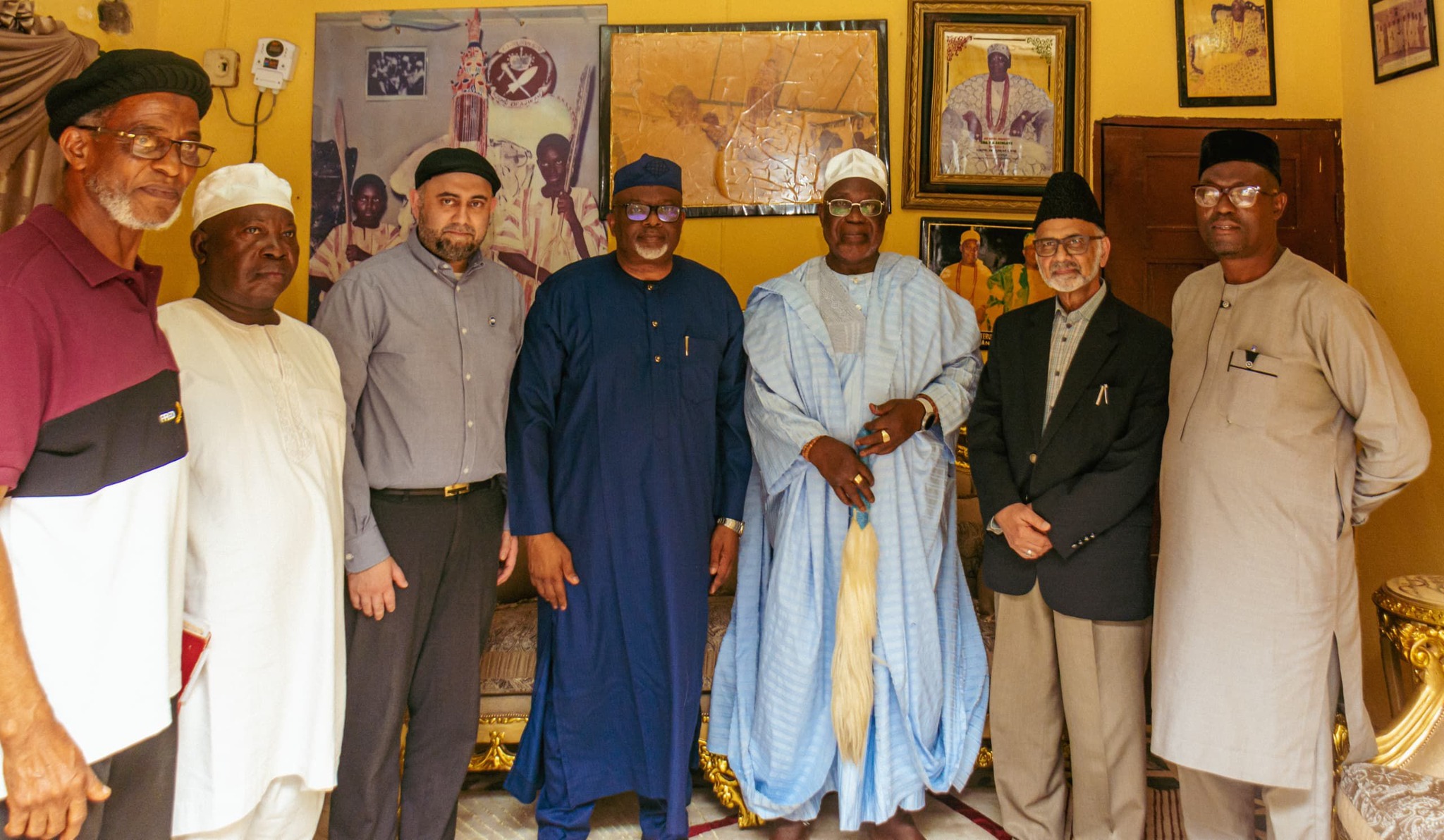 The Managing Director of the Muslim Television Ahmadiyya International, Maulana Munir ud Din Shams sahib, the Director MTA Africa Studios respected Umar Safir sahib with respected Amir sahib Ahmadiyya Muslim Jama’at of Nigeria and other important personalities paid a courtesy visit to the Olomu of Ajiran, Oba T. A. Akinloye, Shateru II atbhia palace.