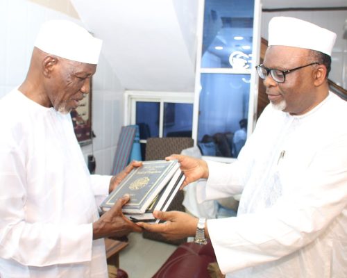 Amir Sahib of Ahmadiyya Muslim Jama’at Nigeria Visits Alhaji Sheik (Dr) Muyideen Ajani Bello in Ibadan