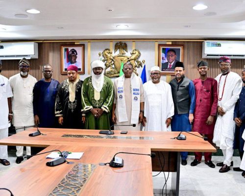 Amir AMJN Leads Delegation to Visit the Governor of Cross River State
