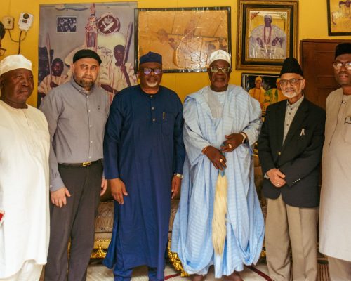 The Managing Director of the Muslim Television Ahmadiyya International, Maulana Munir ud Din Shams sahib, the Director MTA Africa Studios respected Umar Safir sahib with respected Amir sahib Ahmadiyya Muslim Jama’at of Nigeria and other important personalities paid a courtesy visit to the Olomu of Ajiran, Oba T. A. Akinloye, Shateru II atbhia palace.